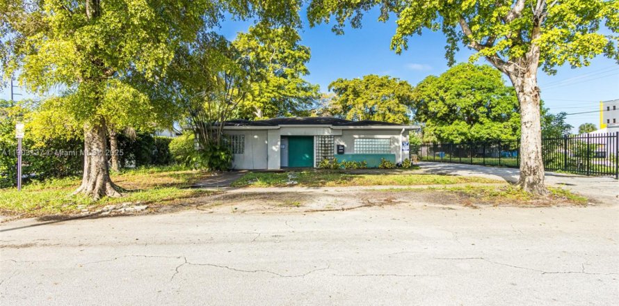 Коммерческая недвижимость в Норт-Майами-Бич, Флорида № 2015366