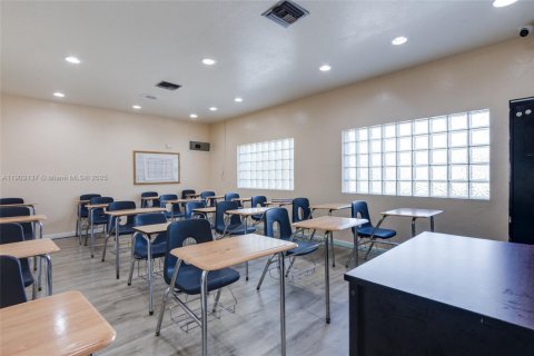 Купить коммерческую недвижимость в Норт-Майами-Бич, Флорида № 2015366 - фото 23
