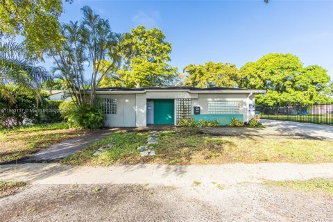 Купить коммерческую недвижимость в Норт-Майами-Бич, Флорида № 2015366 - фото 2