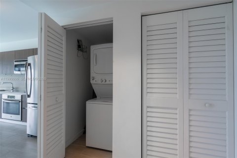 Condo in Miami, Florida  № 2063386 - photo 7