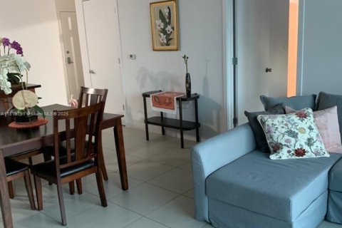 Condo in Miami, Florida, 2 bedrooms  № 1779518 - photo 3