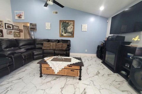 Casa en venta en Kissimmee, Florida, 3 dormitorios, 118.91 m2 № 2213436 - foto 3