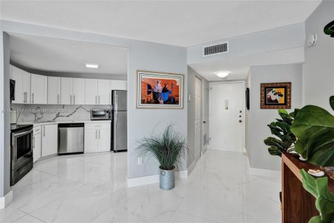 Condo in Aventura, Florida, 1 bedroom  № 1953556 - photo 11