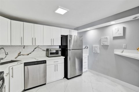 Condo in Aventura, Florida, 1 bedroom  № 1953556 - photo 16