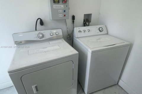 Villa ou maison à louer à Hollywood, Floride: 285.58 m2 № 1998621 - photo 7