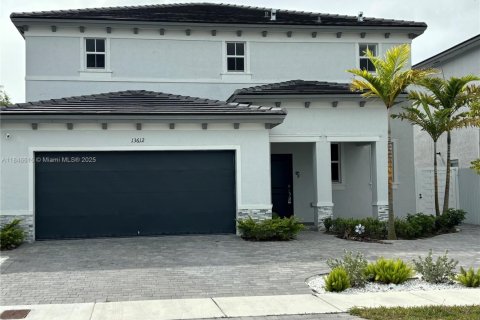 House in Miami, Florida 5 bedrooms № 1845655 - photo 1