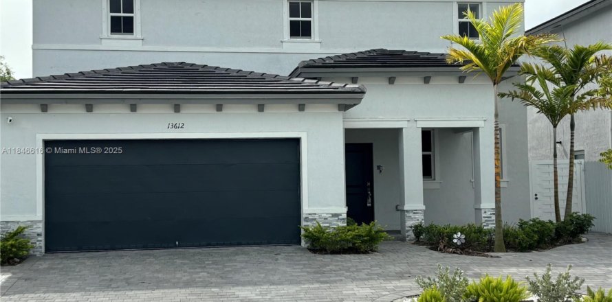 House in Miami, Florida 5 bedrooms № 1845655