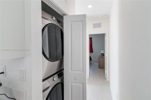 House in Miami, Florida 5 bedrooms № 1845655 - photo 25