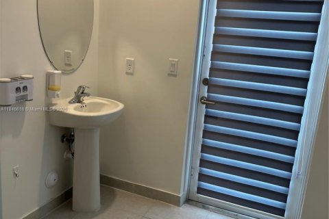 House in Miami, Florida 5 bedrooms № 1845655 - photo 11