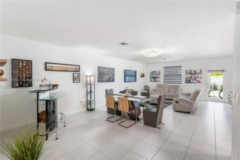 House in Miami, Florida 5 bedrooms № 1845655 - photo 4
