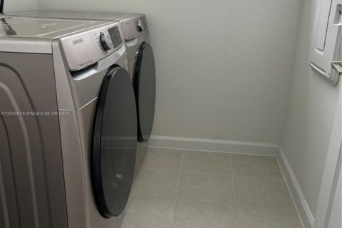 House in Miami, Florida 5 bedrooms № 1845655 - photo 14