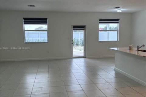 House in Miami, Florida 5 bedrooms № 1845655 - photo 3