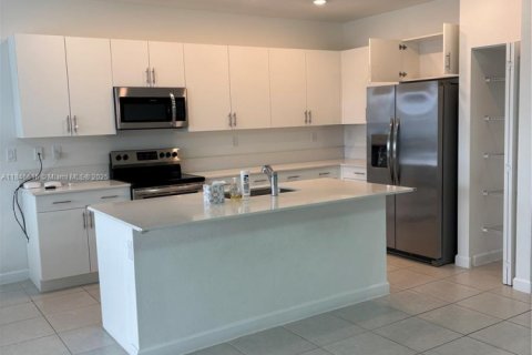 House in Miami, Florida 5 bedrooms № 1845655 - photo 5