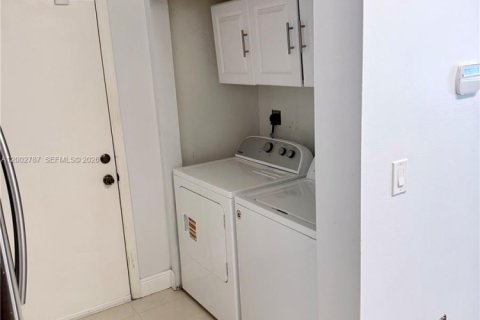 Townhouse in Miramar, Florida 4 bedrooms, 154.78 sq.m. № 2066404 - photo 14