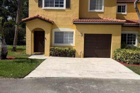 Townhouse in Miramar, Florida 4 bedrooms, 154.78 sq.m. № 2066404 - photo 1