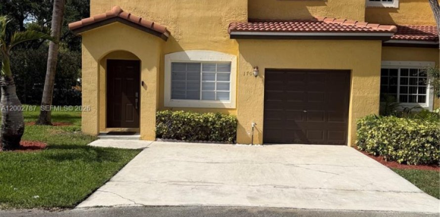 Townhouse in Miramar, Florida 4 bedrooms, 154.78 sq.m. № 2066404