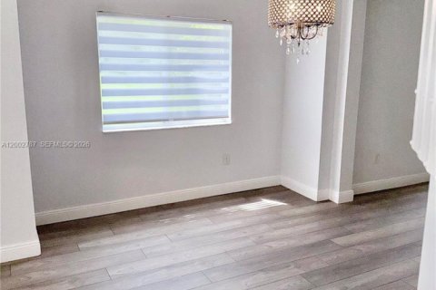 Townhouse in Miramar, Florida 4 bedrooms, 154.78 sq.m. № 2066404 - photo 5