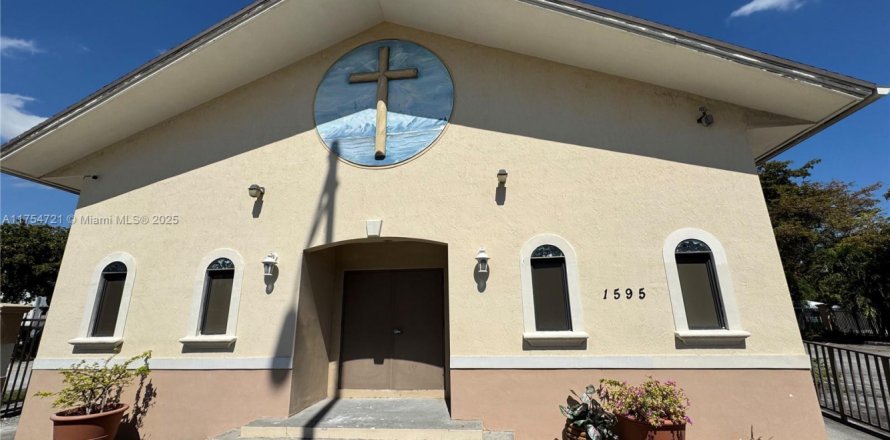 Immobilier commercial à North Miami, Floride № 1698354