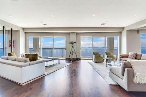 Condo in Tampa, Florida, 5 bedrooms  № 549287 - photo 12