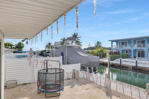 House in Marathon, Florida 2 bedrooms, 87.79 sq.m. № 1990917 - photo 5