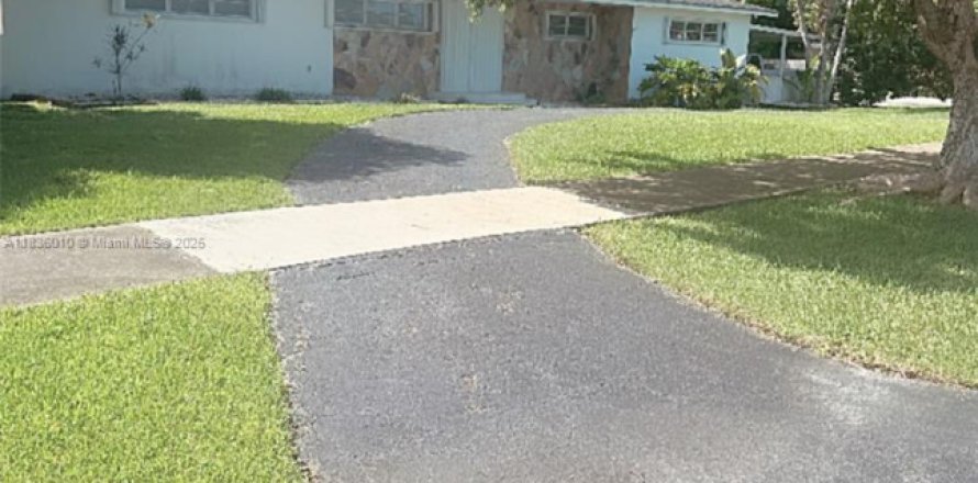 House in Palmetto Bay, Florida 2 bedrooms, 174.56 sq.m. № 1819892