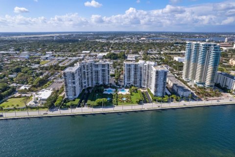 Condo in West Palm Beach, Florida, 3 bedrooms  № 1151624 - photo 1