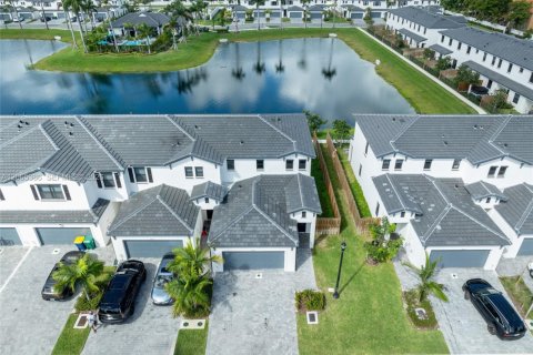 Touwnhouse à louer à Dania Beach, Floride: 3 chambres, 176.14 m2 № 2278609 - photo 2