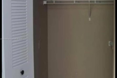 Condo in Miami, Florida, 1 bedroom  № 1878401 - photo 7