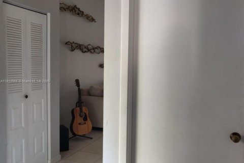 Condo in Miami, Florida, 1 bedroom  № 1878401 - photo 2