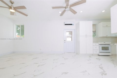House in Dania Beach, Florida 2 bedrooms, 66.89 sq.m. № 1695735 - photo 10