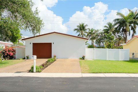 House in Dania Beach, Florida 2 bedrooms, 66.89 sq.m. № 1695735 - photo 1
