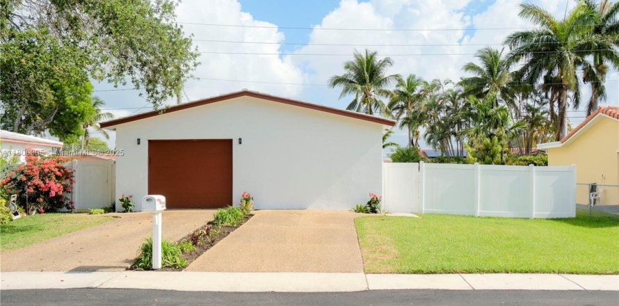 House in Dania Beach, Florida 2 bedrooms, 66.89 sq.m. № 1695735