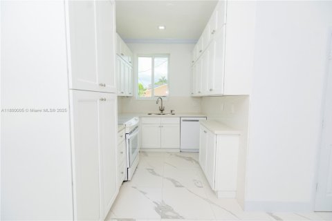 House in Dania Beach, Florida 2 bedrooms, 66.89 sq.m. № 1695735 - photo 7