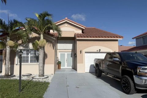 House in Miami Gardens, Florida 3 bedrooms, 190.82 sq.m. № 1891848 - photo 1