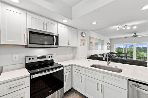 Condo in Largo, Florida, 2 bedrooms  № 2334181 - photo 11
