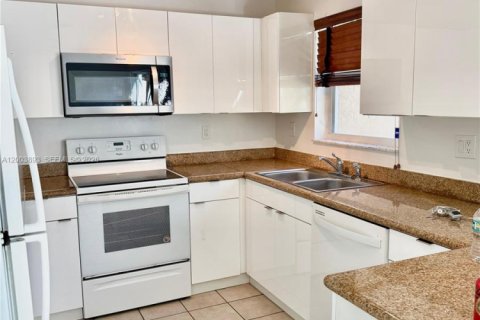 Townhouse in Pembroke Pines, Florida 2 bedrooms, 104.33 sq.m. № 2069380 - photo 6