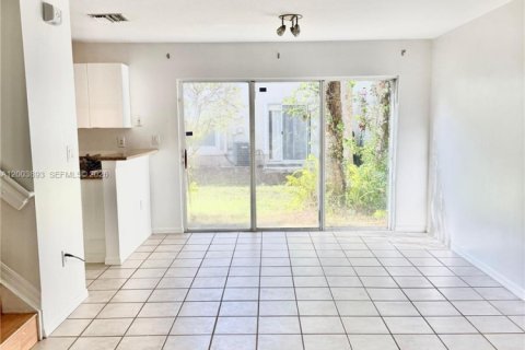 Townhouse in Pembroke Pines, Florida 2 bedrooms, 104.33 sq.m. № 2069380 - photo 13