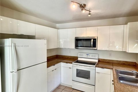 Townhouse in Pembroke Pines, Florida 2 bedrooms, 104.33 sq.m. № 2069380