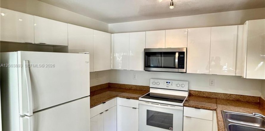 Townhouse in Pembroke Pines, Florida 2 bedrooms, 104.33 sq.m. № 2069380