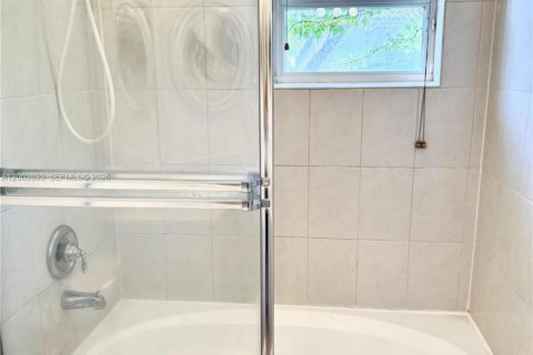 Townhouse in Pembroke Pines, Florida 2 bedrooms, 104.33 sq.m. № 2069380 - photo 9