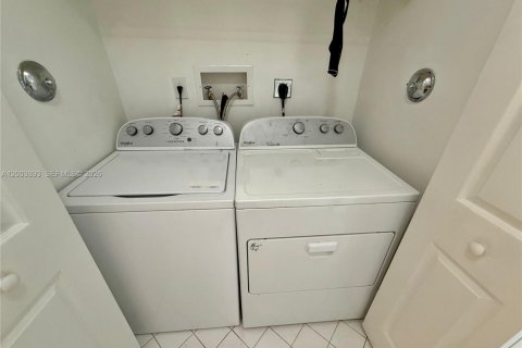 Townhouse in Pembroke Pines, Florida 2 bedrooms, 104.33 sq.m. № 2069380 - photo 3