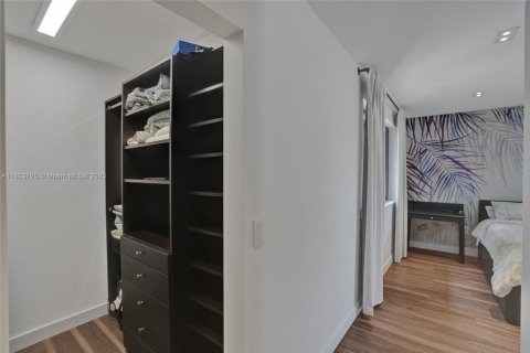House in Miami, Florida 3 bedrooms, 199.65 sq.m. № 1762500 - photo 13