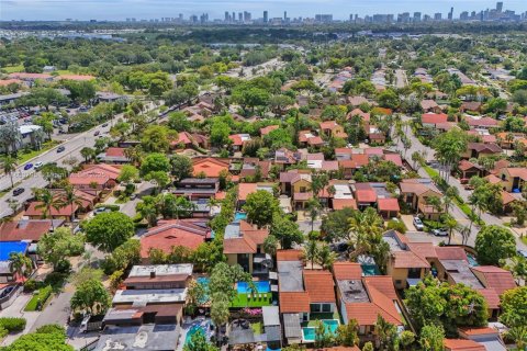 House in Miami, Florida 3 bedrooms, 199.65 sq.m. № 1762500 - photo 24