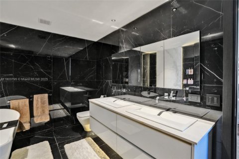 House in Miami, Florida 3 bedrooms, 199.65 sq.m. № 1762500 - photo 11