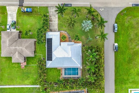 House in Cape Coral, Florida 3 bedrooms, 177.81 sq.m. № 1835147 - photo 3