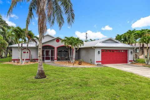 House in Cape Coral, Florida 3 bedrooms, 177.81 sq.m. № 1835147 - photo 5
