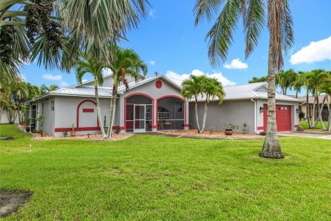 House in Cape Coral, Florida 3 bedrooms, 177.81 sq.m. № 1835147 - photo 4