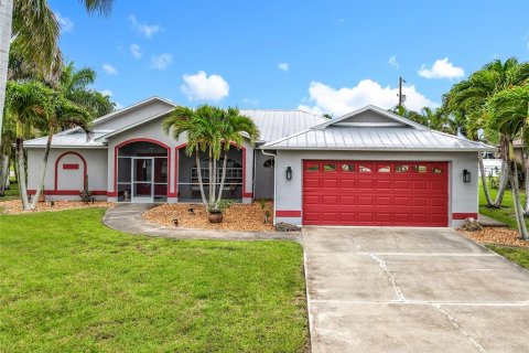 House in Cape Coral, Florida 3 bedrooms, 177.81 sq.m. № 1835147 - photo 1