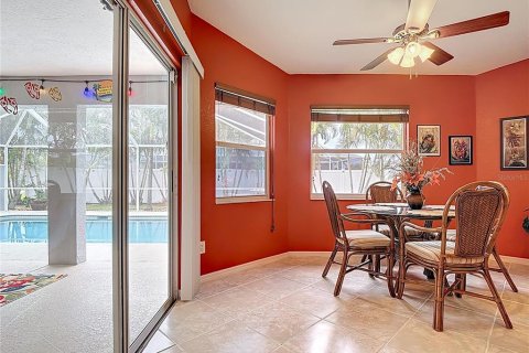 House in Cape Coral, Florida 3 bedrooms, 177.81 sq.m. № 1835147 - photo 18