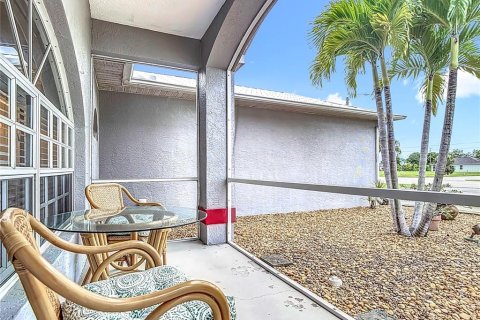 House in Cape Coral, Florida 3 bedrooms, 177.81 sq.m. № 1835147 - photo 6
